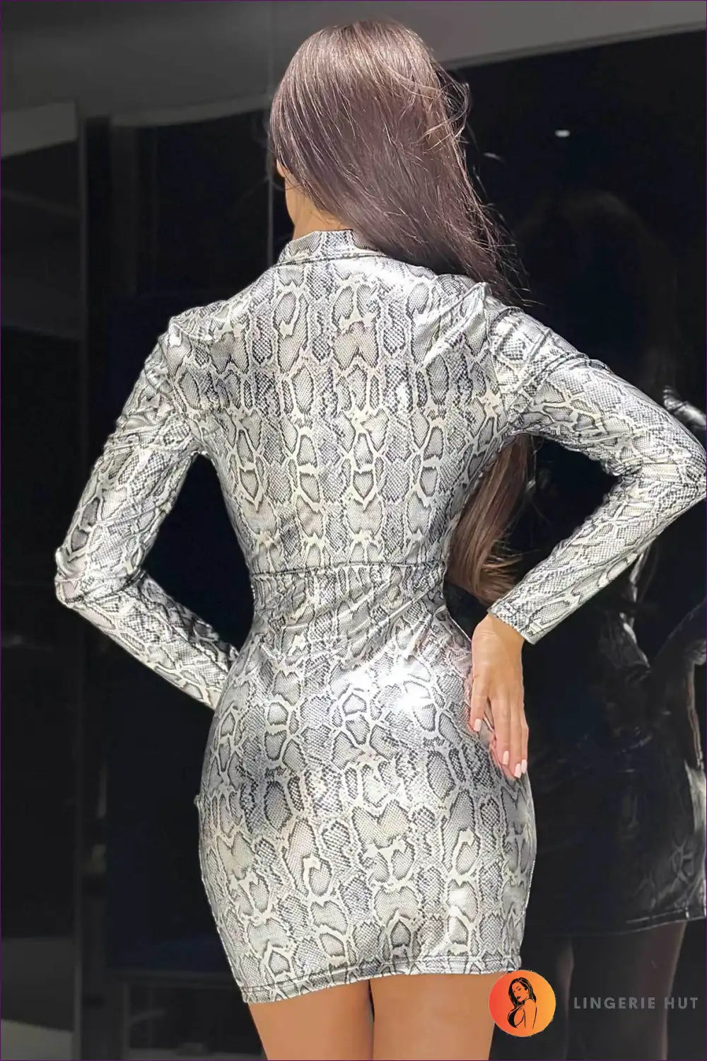 🐆 Feel Fierce In Our Wild Charm Bodycon Dress! Sexy Animal Print, Sleek V-neck, Perfect For Party Nights.